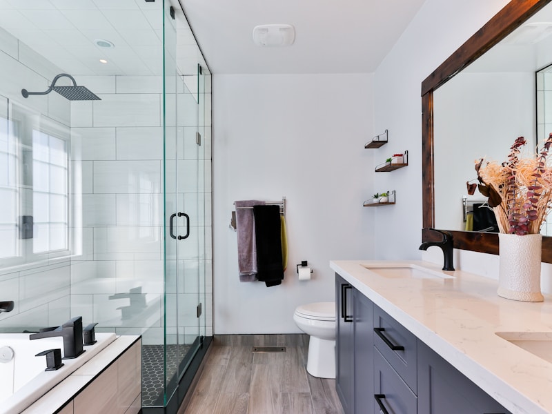 Casa de banho moderna com decoração minimalista