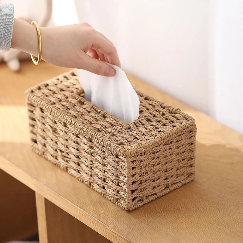 Caixa Premium para Lenços em Rattan Natural sobre mesa de madeira em ambiente moderno