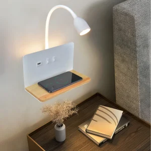 Luminária LED de parede com carregamento sem fios e prateleira integrada moderna