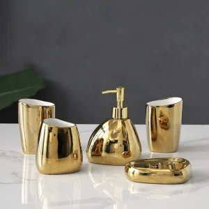 Conjunto premium de acessórios de casa de banho em cerâmica com 5 peças nas cores branco, dourado e prateado.